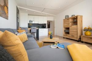 sala de estar con sofá y cocina en Villa am Meer Pier 29, en Grömitz