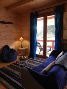 ein Wohnzimmer mit einem Sofa und einem Tisch in der Unterkunft Burrico D`Orada - Lodging & Experiences in Pedrógão