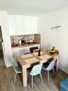 eine Küche mit einem Holztisch und Stühlen in der Unterkunft Apartman Marko in Nečujam