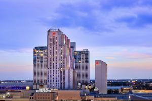 サンアントニオにあるSan Antonio Marriott Rivercenter on the River Walkの時計付きの高層ビル