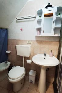 a bathroom with a toilet and a sink at Appartamento Central in Lipari