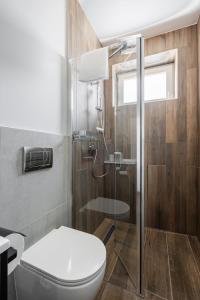ein Bad mit einem WC und einer Dusche in der Unterkunft Radnoti Home in Veszprém