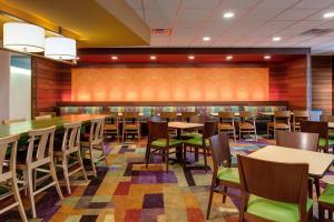 uma grande sala de jantar com mesas e cadeiras em Fairfield Inn & Suites by Marriott Lincoln Southeast em Lincoln