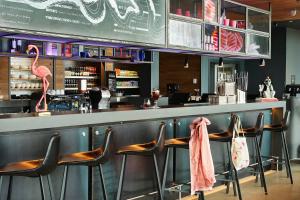 Lounge nebo bar v ubytování Moxy Edinburgh Airport