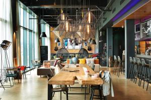 Restaurace v ubytování Moxy Edinburgh Airport