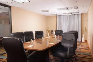 una sala de conferencias con mesa y sillas en Fairfield Inn and Suites Atlanta Airport South/Sullivan Road, en Atlanta