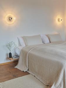 um quarto com uma cama grande e almofadas brancas em Auberge du Mouton em Porrentruy