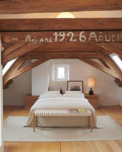 ein Schlafzimmer mit einem großen Bett im Dachgeschoss in der Unterkunft Auberge du Mouton in Pruntrut