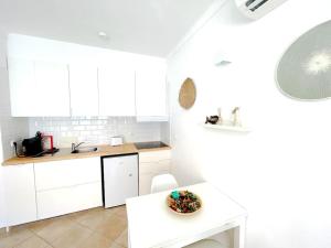 Η κουζίνα ή μικρή κουζίνα στο Mira Vila Studio - Duna Parque Resorts & Hotels +10 φωτογραφίες