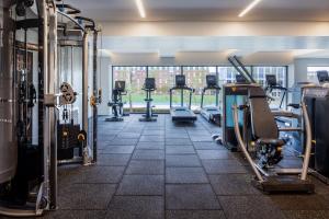 un gimnasio con equipo cardiovascular y cintas para correr en The Ellison, Oklahoma City, a Tribute Portfolio Hotel en Oklahoma City