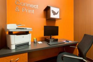 un bureau avec une imprimante et un ordinateur sur un bureau dans l'établissement Fairfield Inn & Suites Midland, à Midland