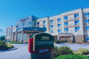 a hotel sign in front of a building at Courtyard by Marriott Owensboro in Owensboro
