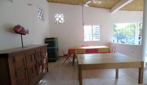 un soggiorno con tavolo e una sala da pranzo di WouroBa a Mbodiène