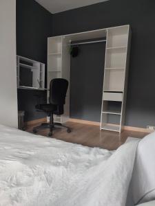 - une chambre avec un lit, un bureau et une chaise dans l'établissement Chambre privé dans une maison avec terrasse et jardin salles de bain partagées, à Lille