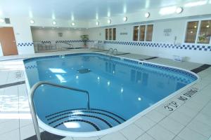 una gran piscina en una habitación de hotel en Fairfield Inn & Suites Minneapolis Burnsville, en Burnsville