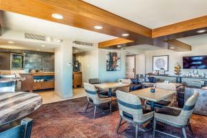 a restaurant with tables and chairs in a room at Sheraton Albuquerque Airport Hotel in Albuquerque