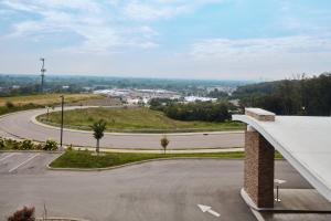 新奧本尼的住宿－Fairfield Inn & Suites Louisville New Albany IN，一条空路与一条高速公路的景色