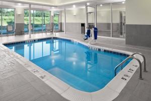 una gran piscina en un edificio en Fairfield Inn & Suites Louisville New Albany IN en New Albany
