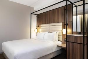 Postel nebo postele na pokoji v ubytování AC Hotel by Marriott Stockholm Ulriksdal