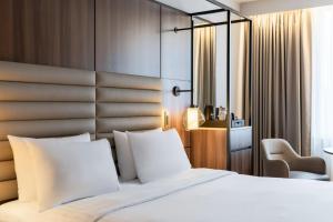 Postel nebo postele na pokoji v ubytování AC Hotel by Marriott Stockholm Ulriksdal