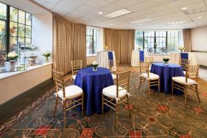 サクラメントにあるシェラトン グランド サクラメントの青いテーブルと椅子が備わる宴会場