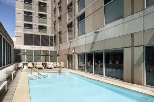 una piscina cubierta en un edificio con hotel en Sheraton Grand Sacramento en Sacramento