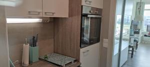 een keuken met een witte koelkast en een tafel bij Cozy Tampen-Meerseite- in Neue Tiefe Fehmarn