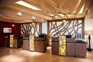 un restaurante con cabinas de madera en una habitación en Marriott Tijuana Hotel, en Tijuana
