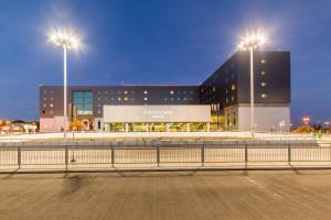 ein Gebäude mit zwei Straßenbeleuchtung davor in der Unterkunft Courtyard by Marriott Warsaw Airport in Warschau