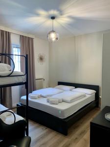 Schlafzimmer mit einem großen Bett und einer Decke in der Unterkunft Pinzolo DOLOMIA apartment in Pinzolo