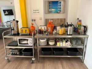 una cocina con un carro con microondas. en Blue Room Hostel Newquay en Newquay