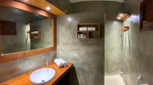 een badkamer met een wastafel en een douche bij Pousada Borboleta in Canoa Quebrada