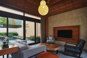 - un salon avec un canapé et une télévision dans l'établissement The Westin Yilan Resort, à Yuanshan