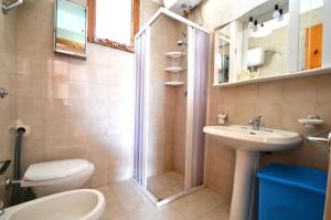 a bathroom with a shower and a toilet and a sink at Casa vacanza vicino spiaggia-ll23 in San Foca