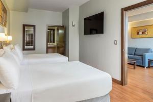 Rúm í herbergi á Marriott Executive Apartments Panama City, Finisterre