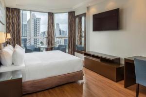 Rúm í herbergi á Marriott Executive Apartments Panama City, Finisterre
