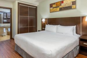 Rúm í herbergi á Marriott Executive Apartments Panama City, Finisterre