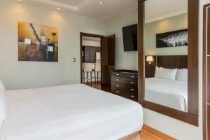 Rúm í herbergi á Marriott Executive Apartments Panama City, Finisterre