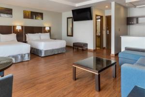 Rúm í herbergi á Marriott Executive Apartments Panama City, Finisterre