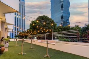 Garður fyrir utan Marriott Executive Apartments Panama City, Finisterre