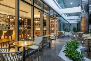 a restaurant with tables and chairs and windows at Marriott Executive Apartments Panama City, Finisterre in Panama City