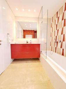 La salle de bains est pourvue d'un lavabo rouge et d'une douche. dans l'établissement Luxury Stay next to Inbal Hotel, à Jérusalem