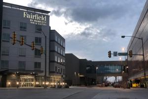 um cruzamento com um edifício com uma placa de rua em Fairfield Inn & Suites by Marriott Oklahoma City Downtown em Oklahoma City