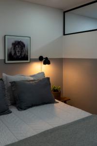 1 dormitorio con 1 cama con una foto de león en la pared en Departamento céntrico con estacionamiento gratis en San Salvador de Jujuy
