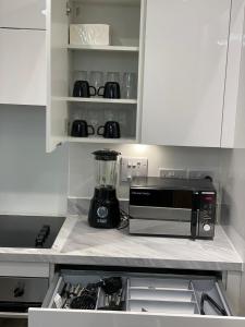 Kitchen o kitchenette sa Brand New Vintage 2 Bed Flat No Parties No Events