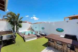 Bazén v ubytovaní MEDANO4YOU The Palm Tree Holiday Home alebo v jeho blízkosti