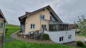 ein Haus mit einem Balkon an der Seite in der Unterkunft Alpenblick in Leutkirch im Allgäu