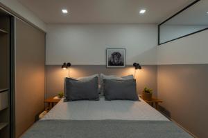a bedroom with a large bed with two pillows at Departamento céntrico con estacionamiento gratis in San Salvador de Jujuy