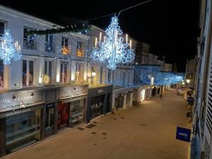 een straat 's nachts met kerstverlichting op de gebouwen bij Appartement Saintes, centre historique in Saintes