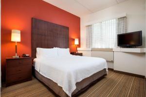 Gulta vai gultas numurā naktsmītnē Residence Inn by Marriott Minneapolis Edina